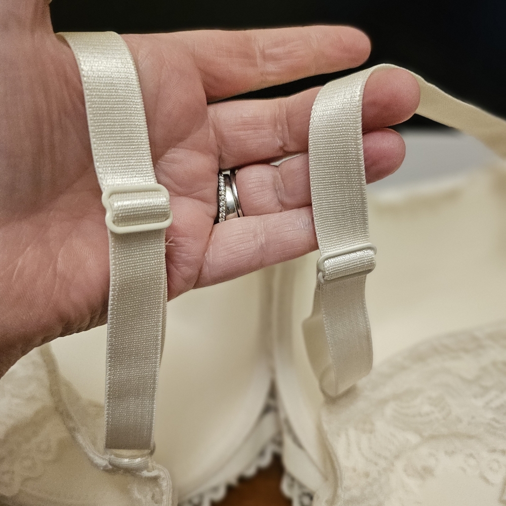 NWOT BRA 44D - Picture 5 of 7